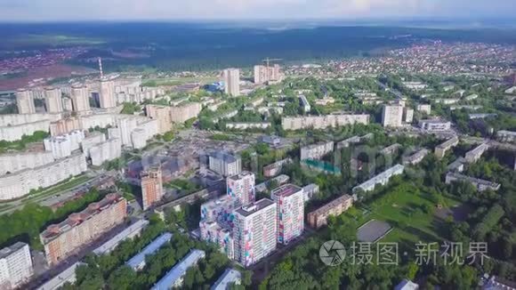 阳光明媚的一天俯瞰绿色城市。 剪辑。 住宅鸟瞰郊区住宅新街坊现代住宅