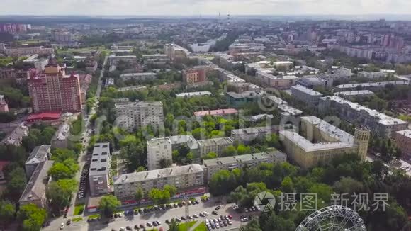 阳光明媚的一天俯瞰绿色城市。 剪辑。 住宅鸟瞰郊区住宅新街坊现代住宅