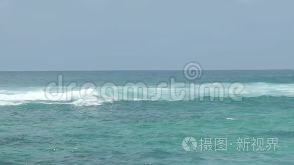 美丽的蓝色巨型海浪视频