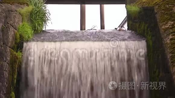 近距离拍摄一个人造的小瀑布视频
