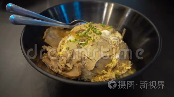 用热炒饭煎蛋卷和桌上的猪肉把厨房碗收起来。 泰国菜