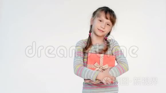 小女孩拥抱红色礼盒视频