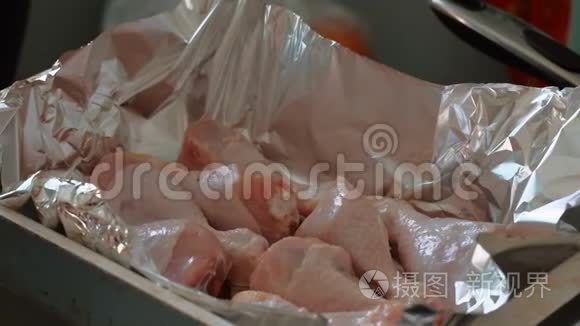 女人在一套鸡腿上加入腌料视频