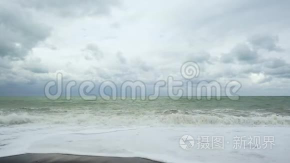 泡沫巨浪卷起鹅卵石滩视频