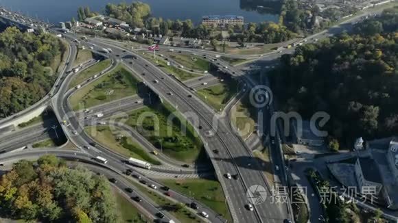 主要道路交叉口的鸟瞰图视频