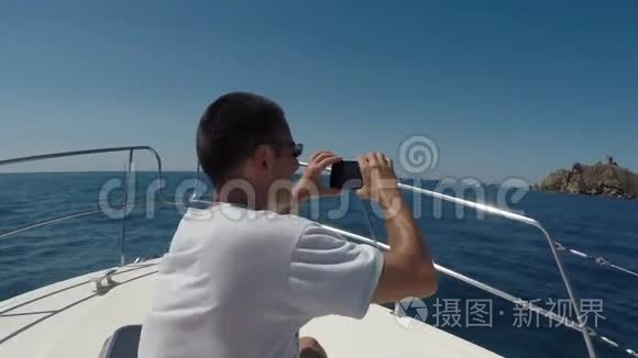 航海时拍照的人视频