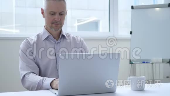 与工作中的笔记本电脑客户在线视频聊天