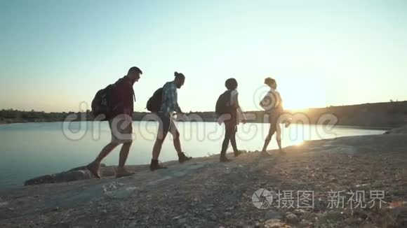背包客在阳光下漫步海岸视频