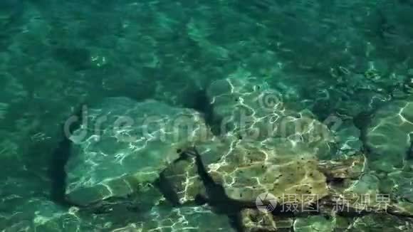 海边的海浪和岩石视频