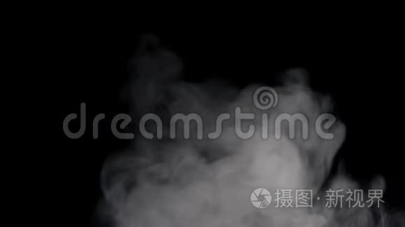 白色烟雾漂浮在黑色背景上视频