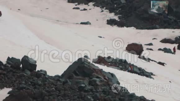 登山滑雪板的极限运动员视频