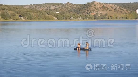 男孩和女孩漂浮在充气床垫上视频