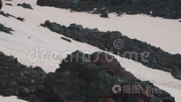 滑雪板登山的极限运动员视频