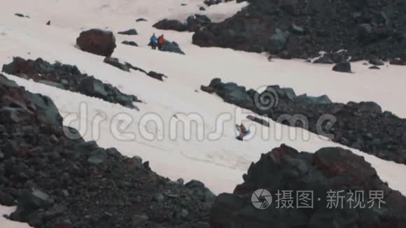 登山滑雪板的极限骑手视频