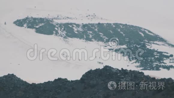 徒步旅行的游客在雪山山坡上视频
