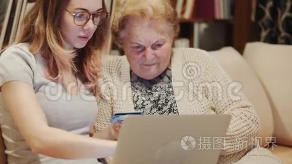 年轻女孩教她奶奶新的电脑技术视频