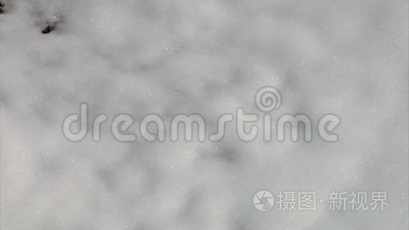 岩石上积雪融化的时间推移视频