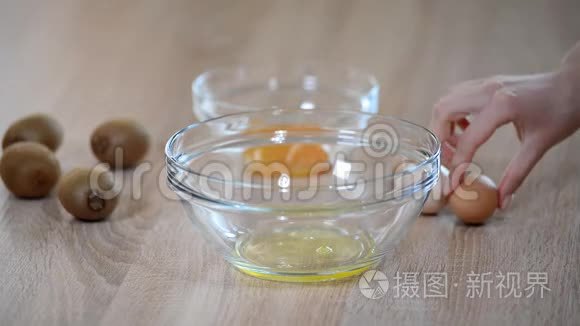 女人把蛋黄和蛋清分开。