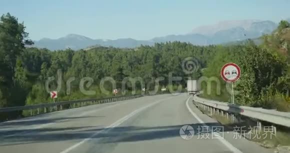 秋天森林覆盖的道路上视频