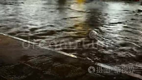 雨夜的洪水道路交通视频