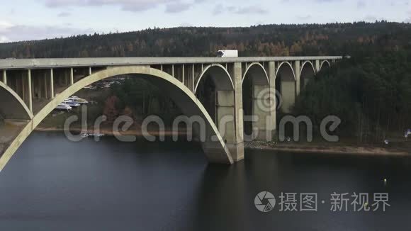 河岸上的汽车交通。 河面上的桥梁建筑。 河上的混凝土桥。