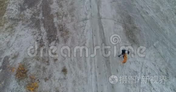 男人在泥轨上玩他的狗视频