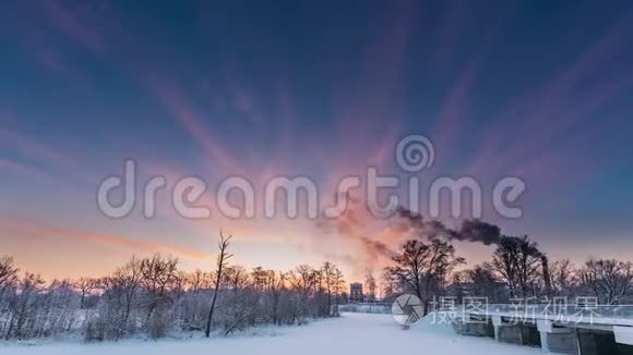 多布鲁斯，戈梅尔地区，白俄罗斯。 旧纸厂大厦在冬季早晨的时间流逝。 太阳