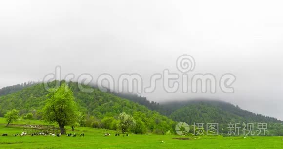 云彩升起的时间流逝，五彩缤纷的秋景