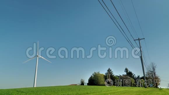 靠近电力线的工业风力发电机视频