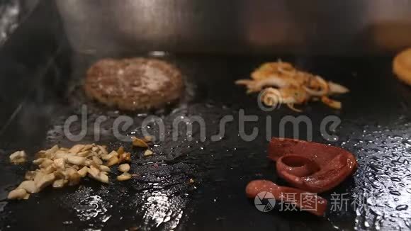 厨师为盘子里的汉堡包准备配料视频