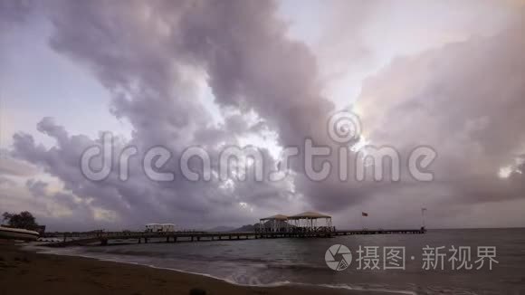 暴雨来临前多云的日落视频