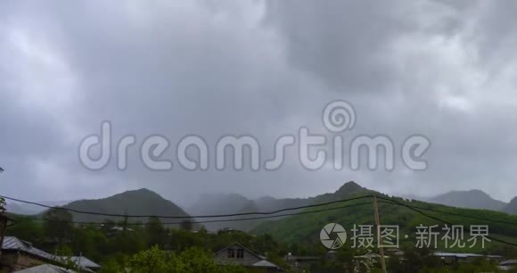 云彩升起的时间流逝，五彩缤纷的秋景