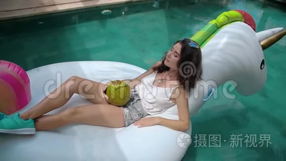 泳池里喝椰子水果的女人视频