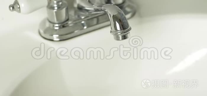 卫生间洗手池里的淡水和手视频