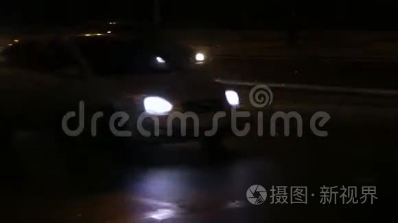 汽车在夜间高速公路上视频