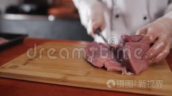 女厨师在餐厅的切肉板上切猪肉视频