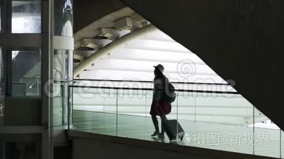 在火车站内行走的旅客女性视频