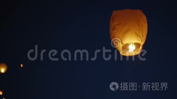 许多中国灯笼在夜空中飞舞视频