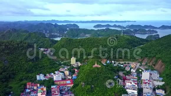 在夕阳西下，沿着遥远的海洋向主山移动