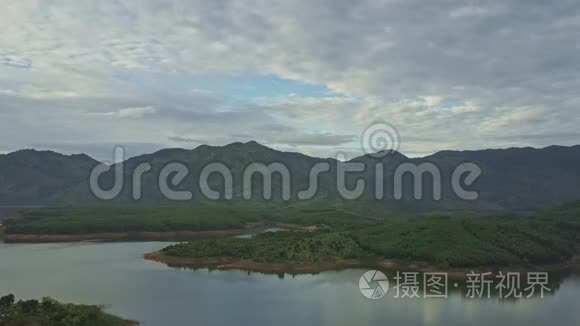 俯瞰绿色高地的梦幻湖视频