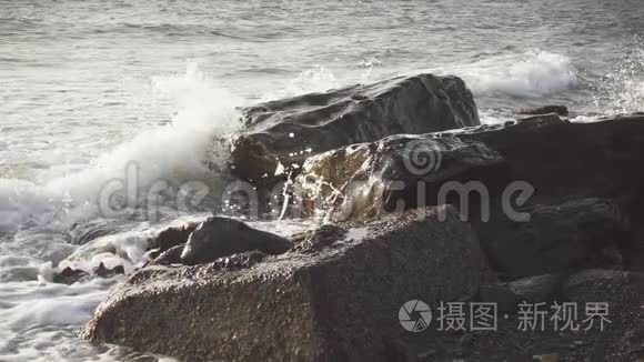 缓慢的莫海浪在大石头上破裂视频