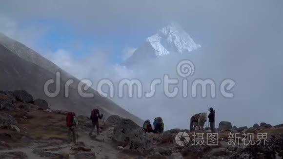 喜马拉雅山的游客和搬运工视频