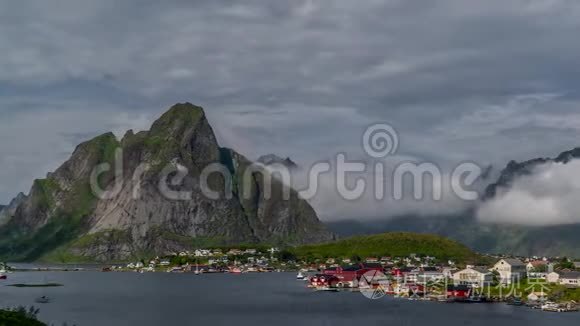 云层在挪威一个小渔村上空移动