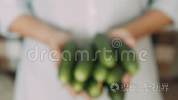 女人向镜头展示蔬菜视频