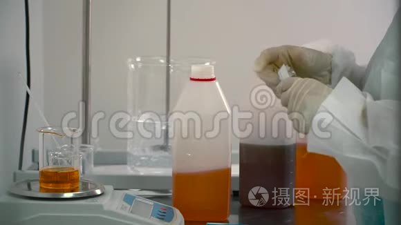 用电子秤从瓶中将橙液倒入瓶中视频