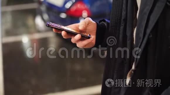 雨中男性手在智能手机上打字视频