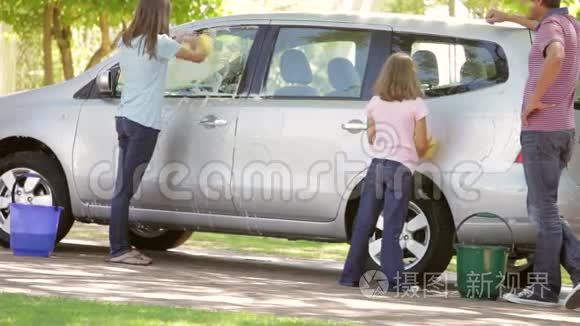 孩子们帮助父亲洗车视频