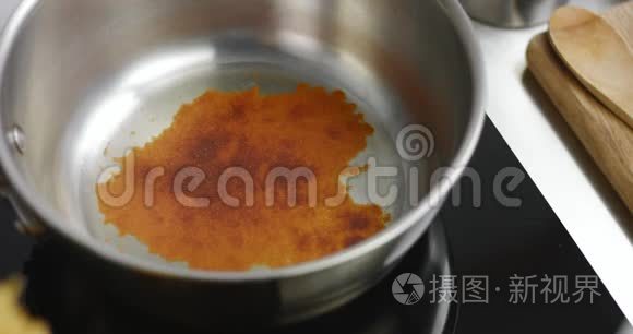 在锅中加入辣椒油