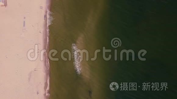 海面和海浪撞击沙滩的空中镜头视频