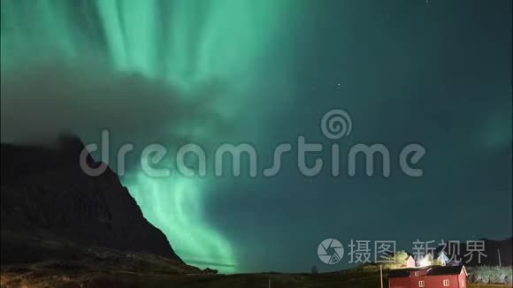 4k时间推移电影剪辑北极光在洛福顿群岛，挪威。 奥罗拉。 绿色北极光。 星空
